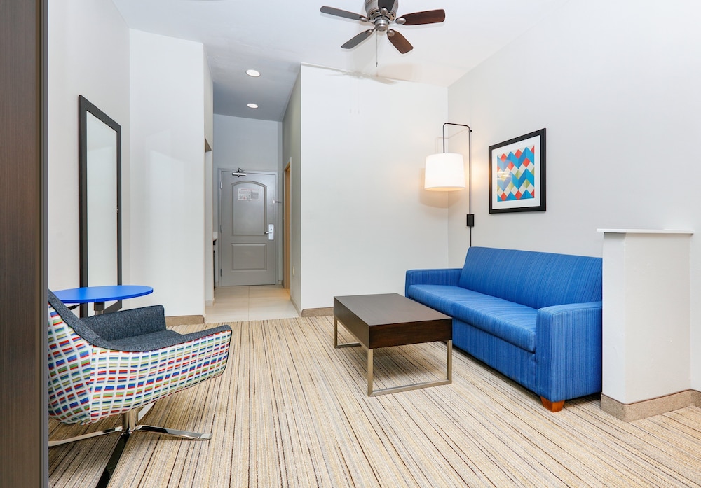 Holiday Inn Express Hotel Suites Cleburne 50/76