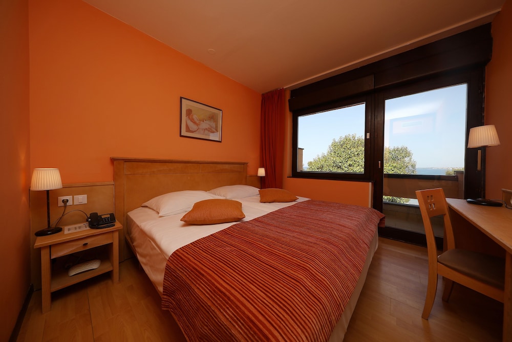 ROOM, TRIPLE, PARTIAL SEA VIEW