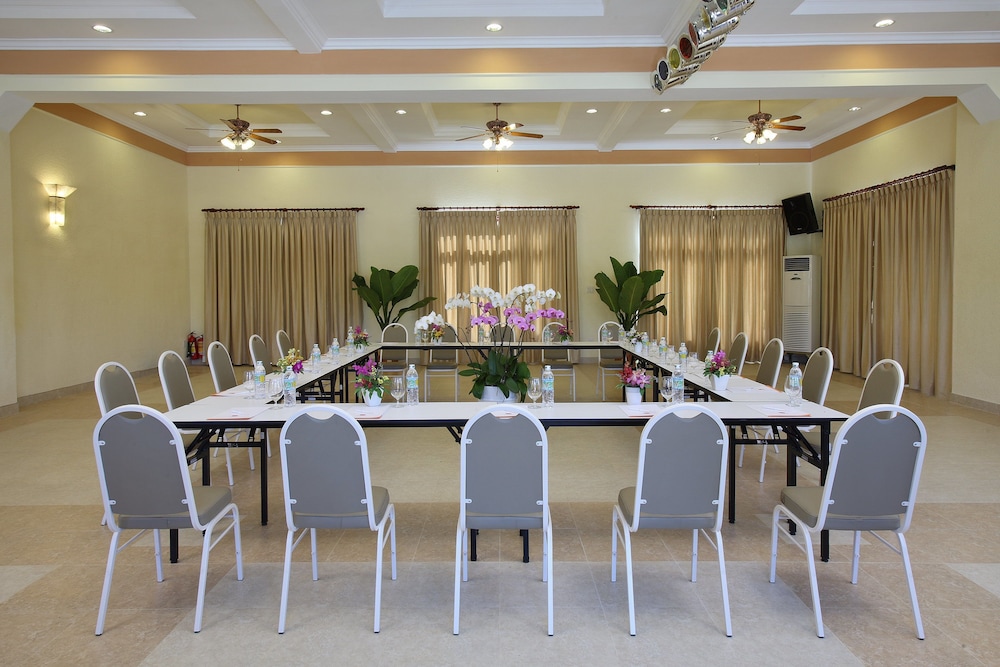 Golden Coast Resort And Spa 40/50