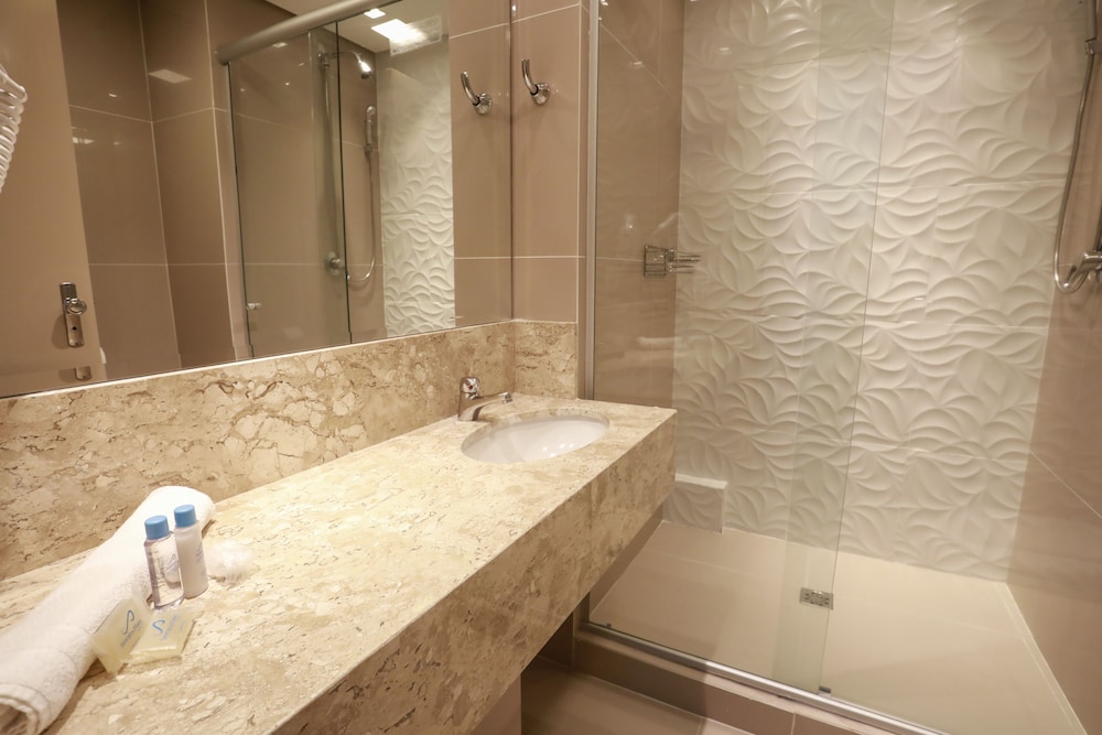 غرفة فاخرة رباعية بسرير مزدوج وسريرين منفصلين، Sky Valle Hotel 3/3