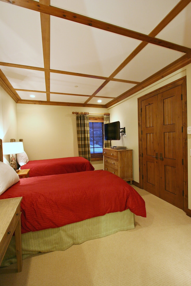 Woodrun Place Condominiums &amp; Residences 25/38