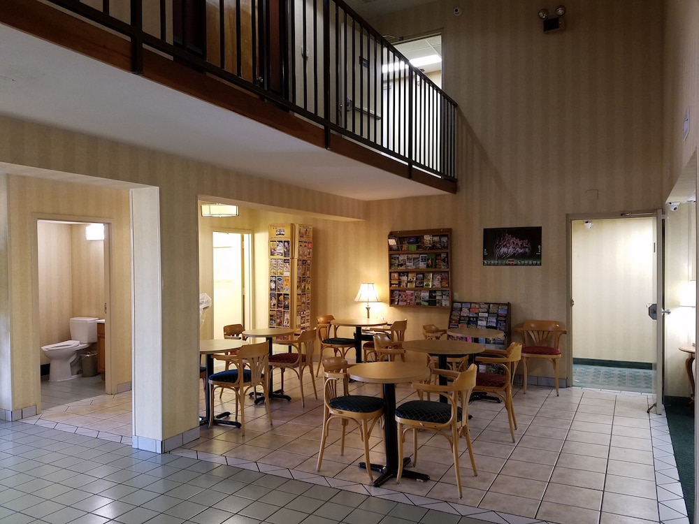 Super 8 By Wyndham Bentonville 38/59