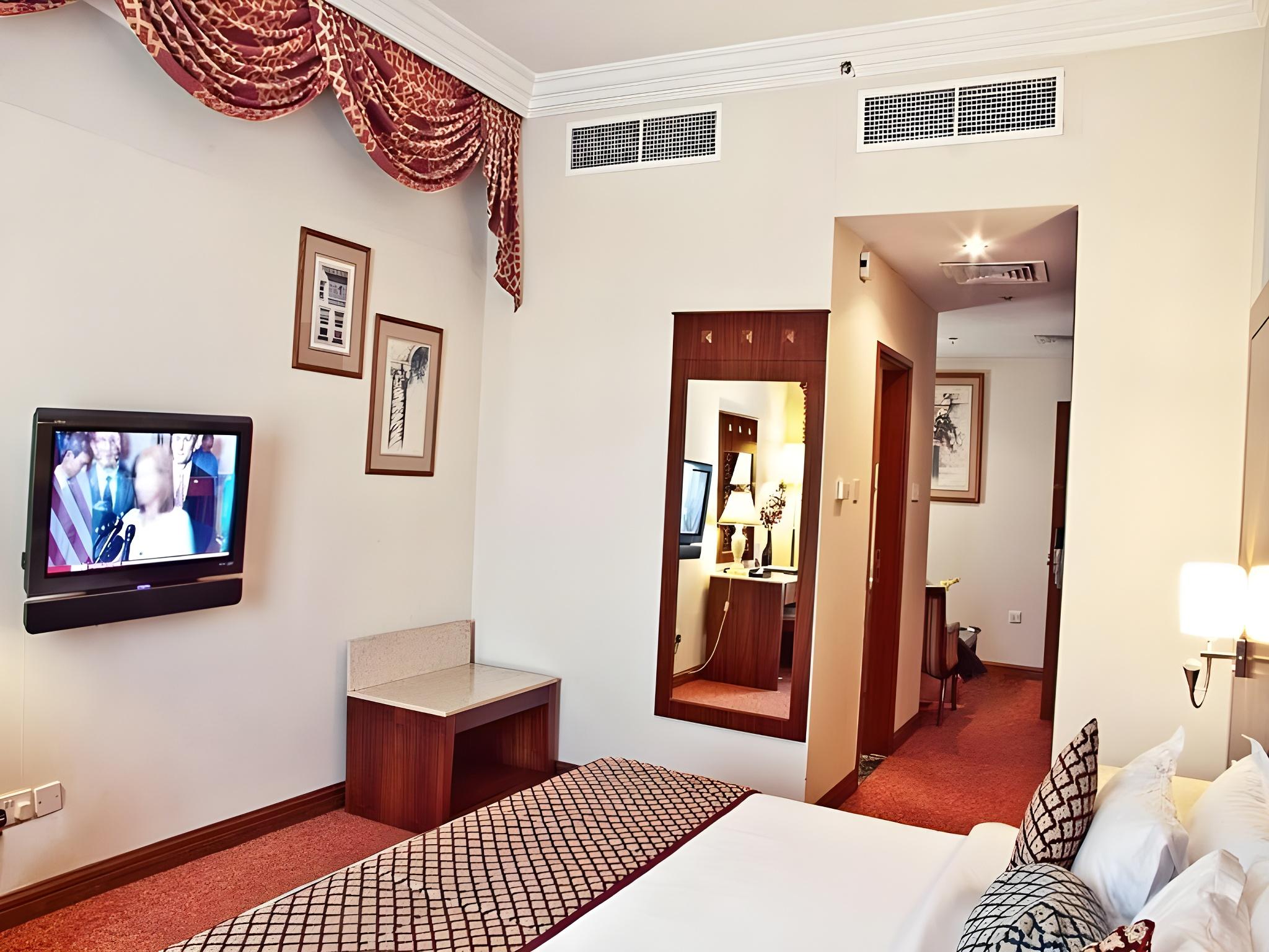 DELUXE ROOM