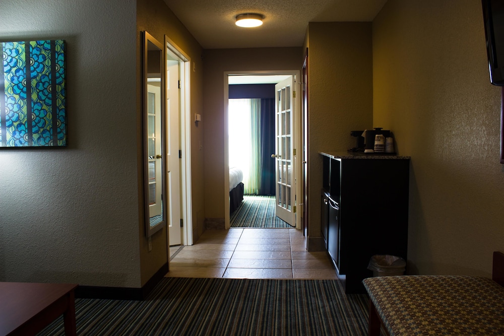 Best Western Plus Menomonie Inn & Suites 21/39