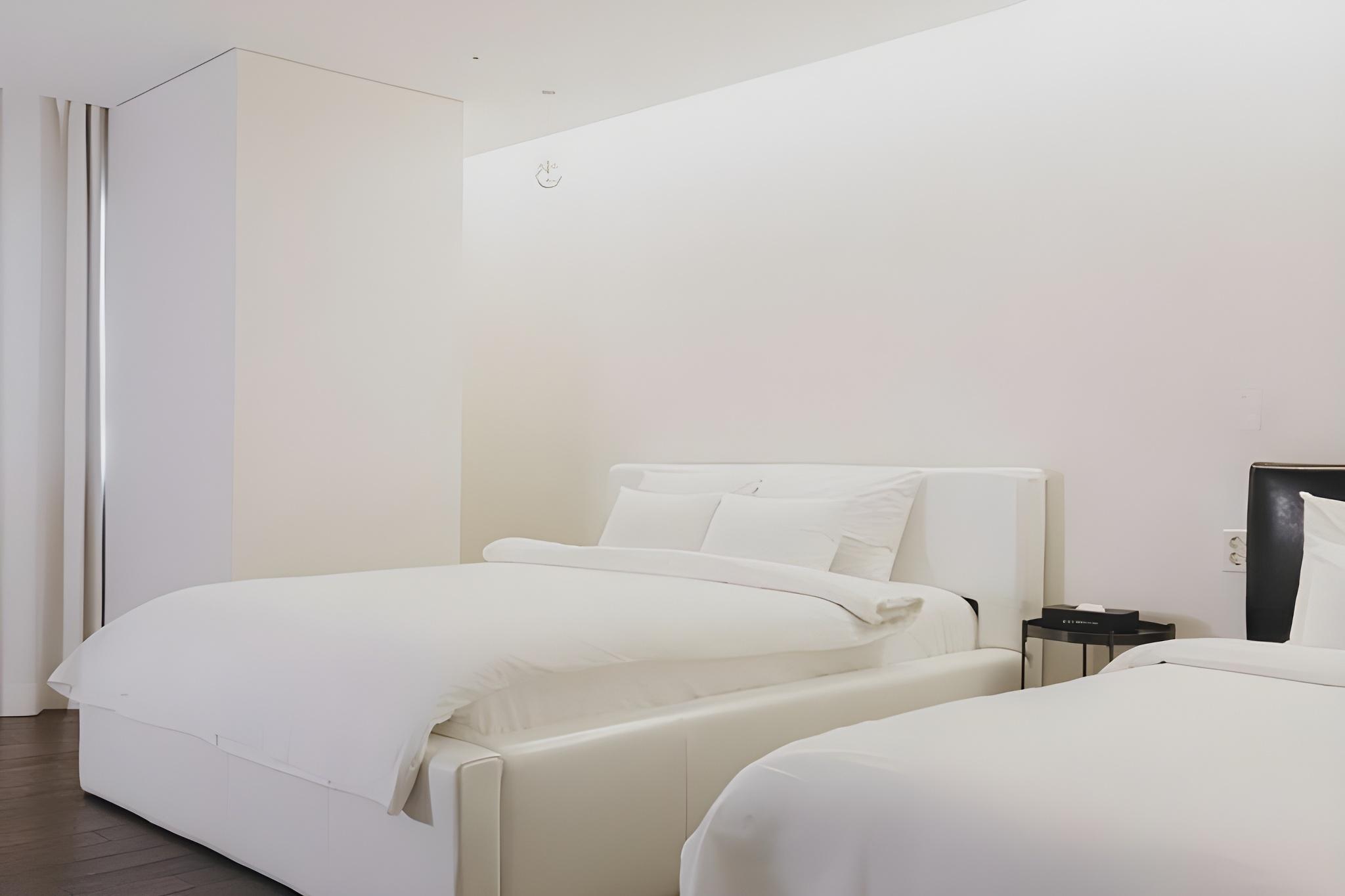 Deluxe, Twin Beds, 1 Queen and 1 Single Bed, No Window
