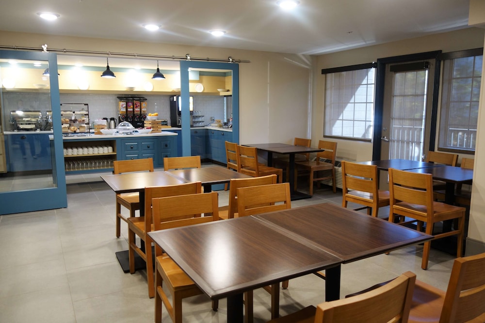 Country Inn & Suites by Radisson, Pigeon Forge South, TN 29/40