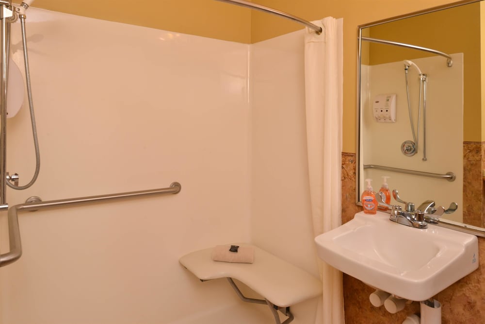 Country Hearth Inn & Suites Edwardsville St. Louis 15/51