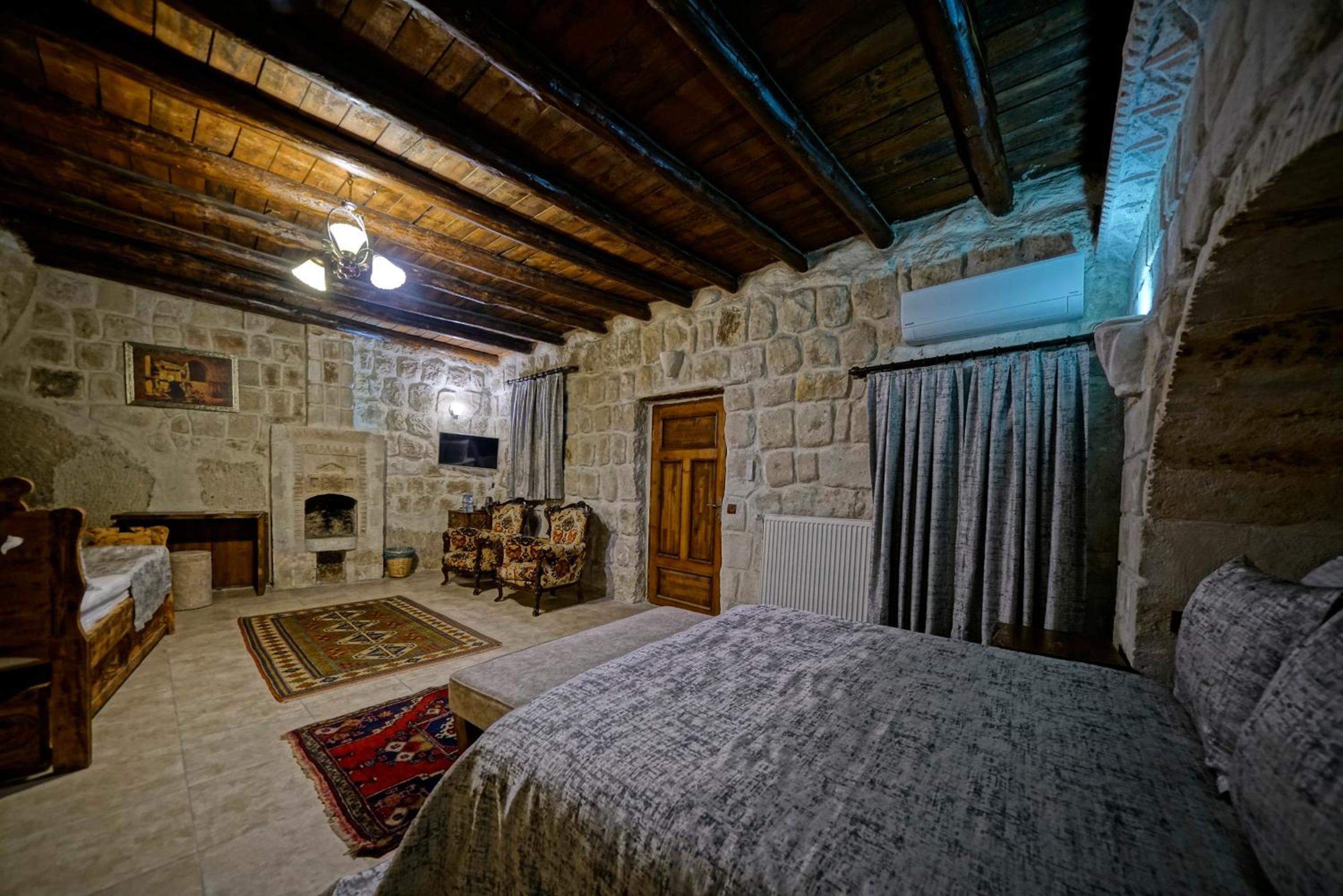 Cave, Deluxe, Triple, 1 Double and 1 Single Bed