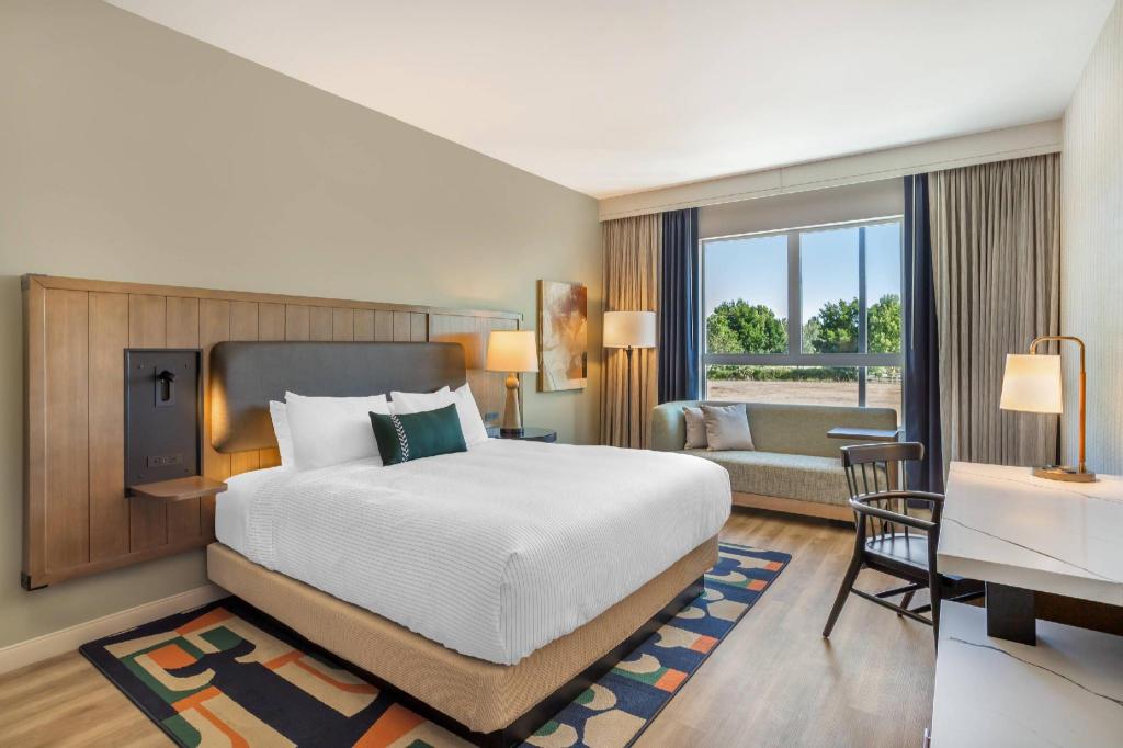 Upgrade, Efficiency, Suite, King Bed