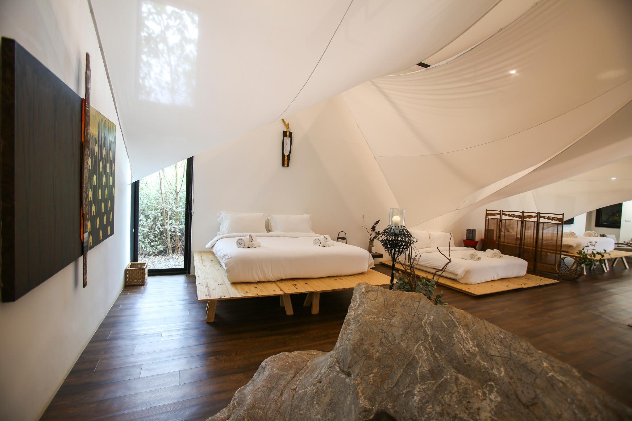 Gallery, Suite
