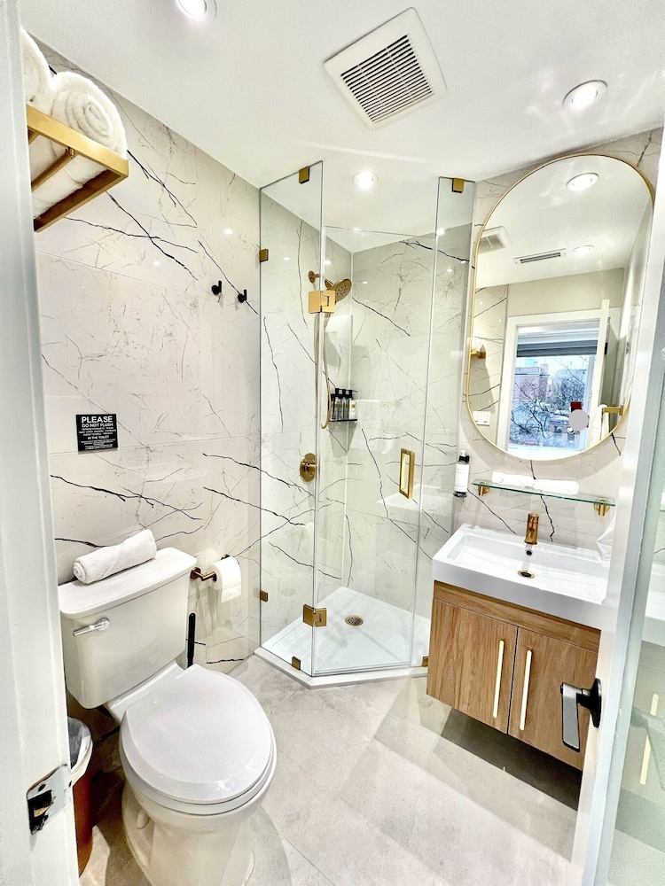 Toronto Rooms And Suites 37/49