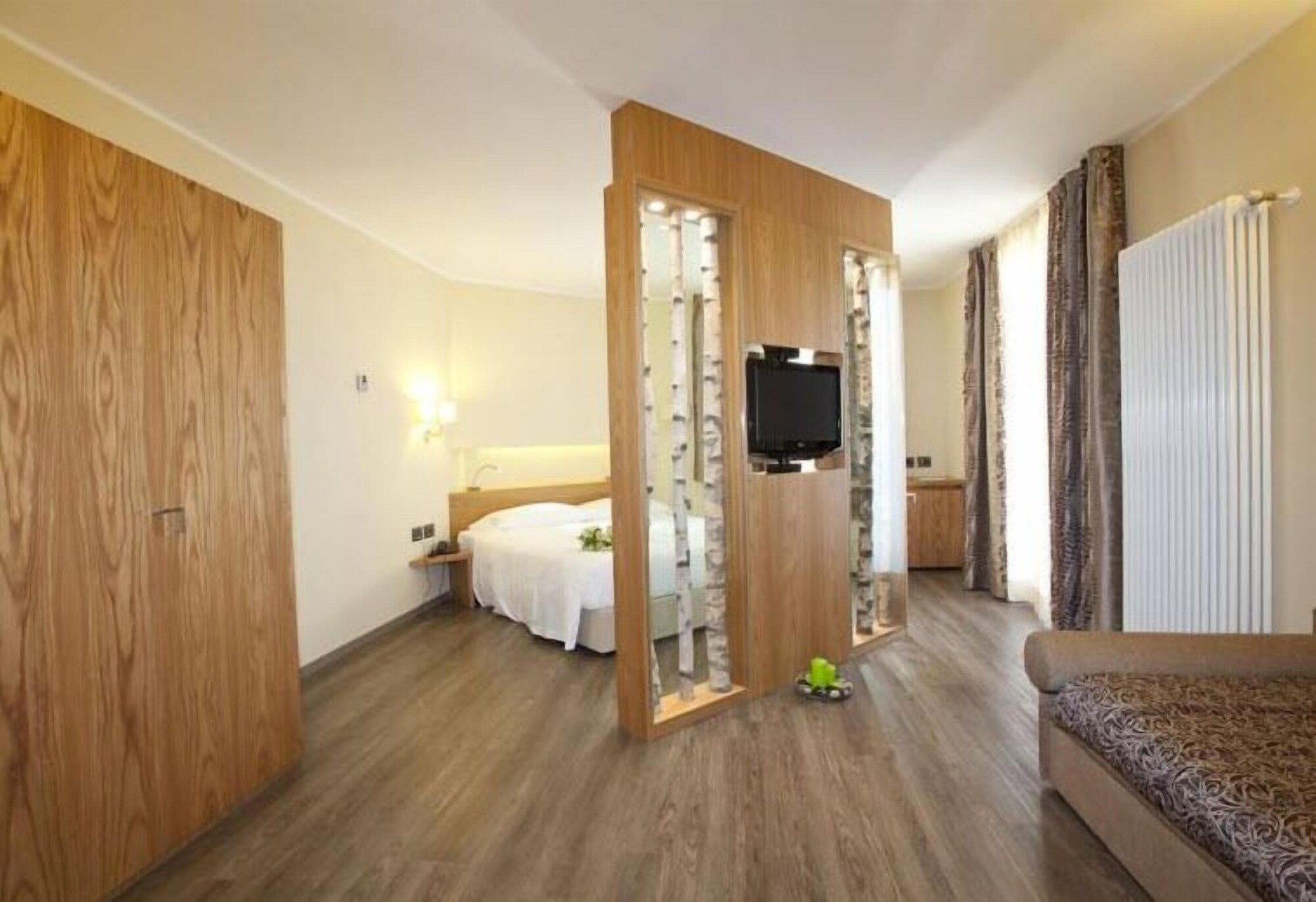 جناح بسرير كينج مع أريكة، Harmony Suite Hotel 4/5