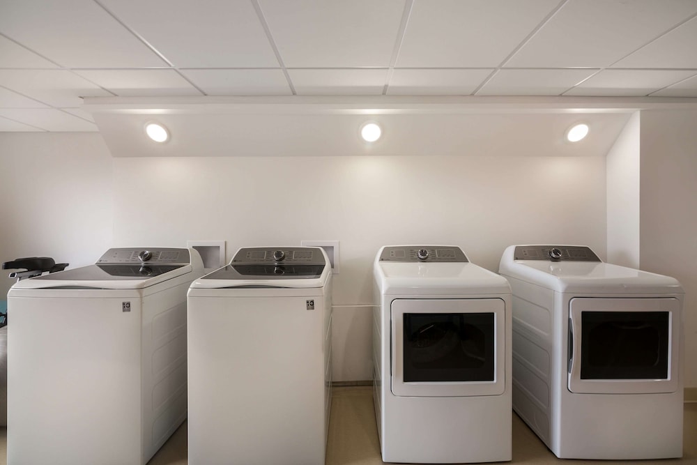 Revel Hotel Minot, SureStay Collection by Best Western 54/66