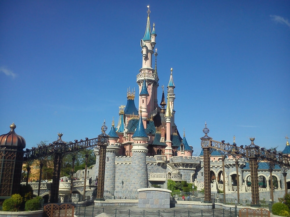 CHATEAU DE FERE HOTEL 38/50