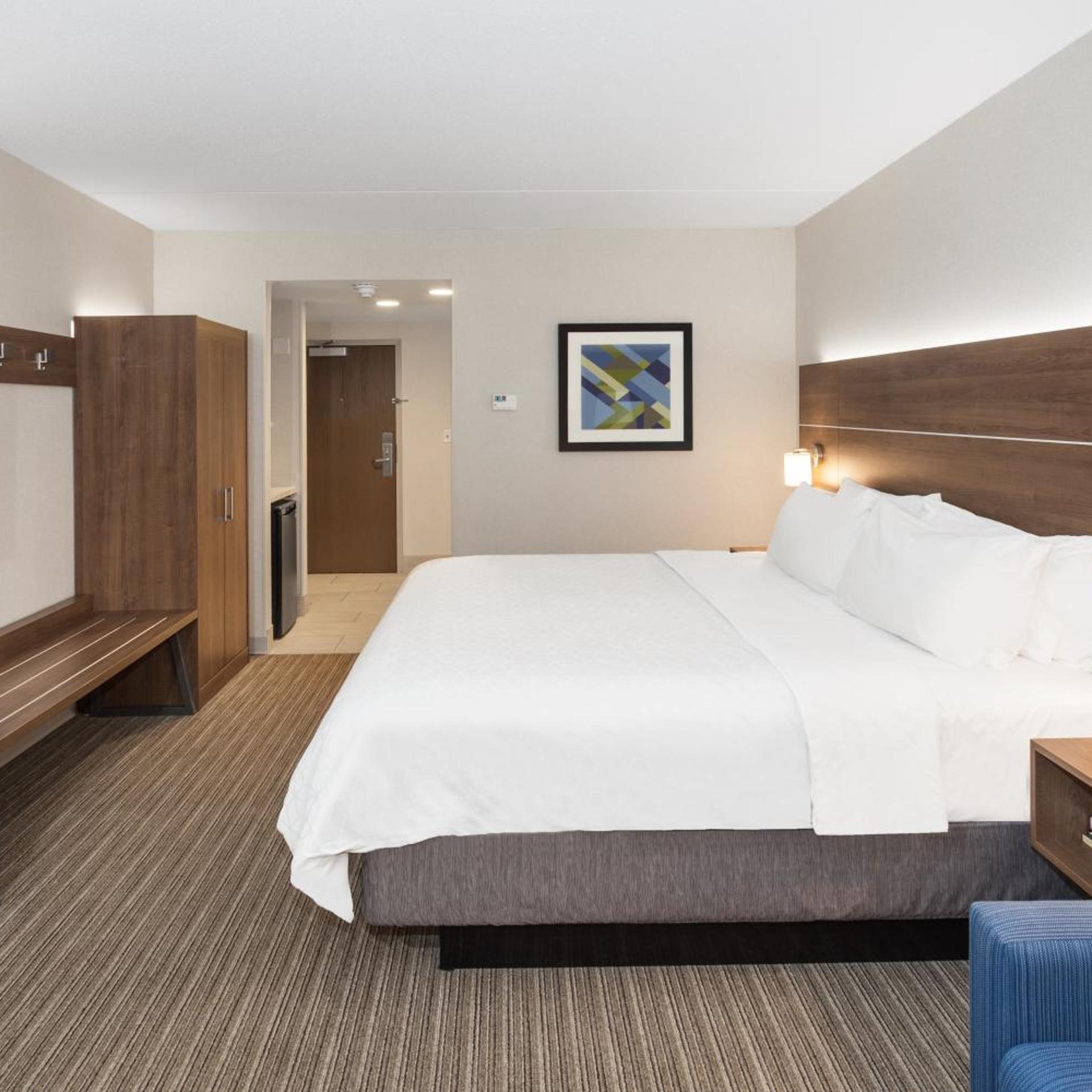 جناح بسرير كينج مع أريكة، Holiday Inn Express Hotel And Suites Providence Woonsocket 2/4