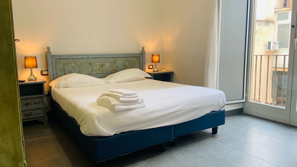 DELUXE, DOUBLE BED