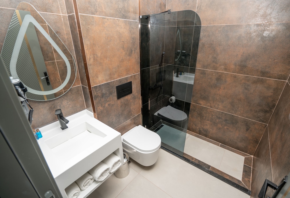 216 Ruby Suite 39/43