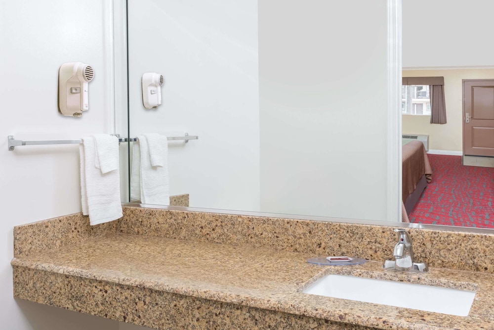 Travelodge Inn & Suites by Wyndham Bell Los Angeles Area 24/52