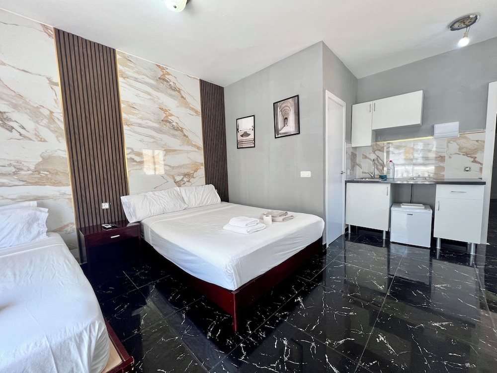 FAMILY, STUDIO, SUITE, 1 DOUBLE AND 1 SINGLE BED, KITCHEN