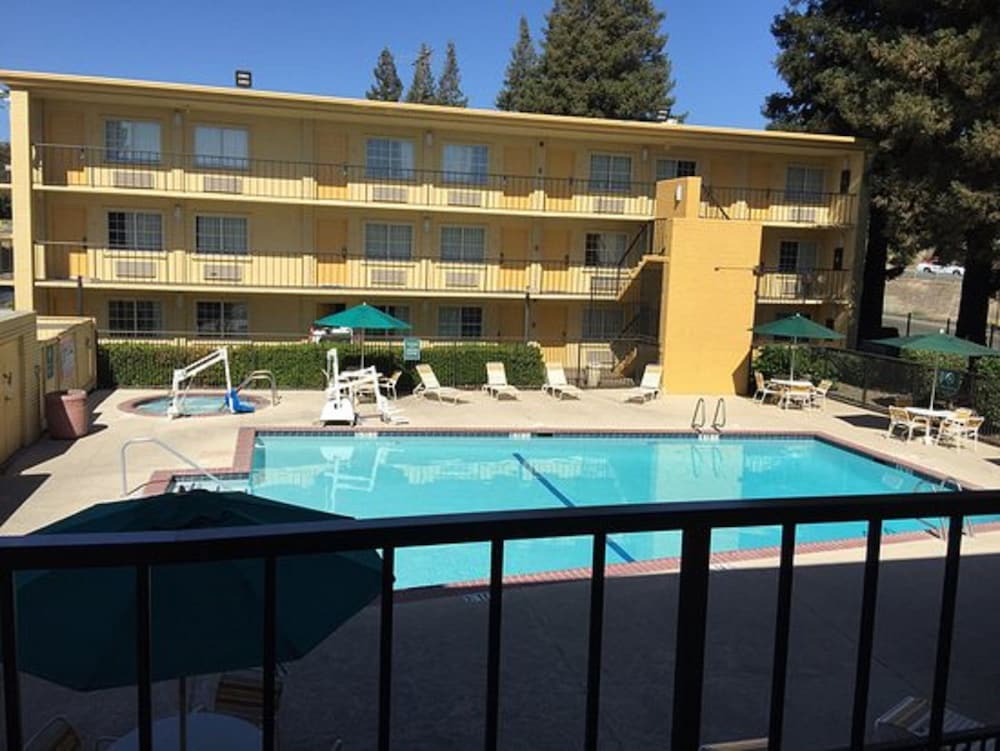 Howard Johnson by Wyndham Sacramento Downtown 1/58