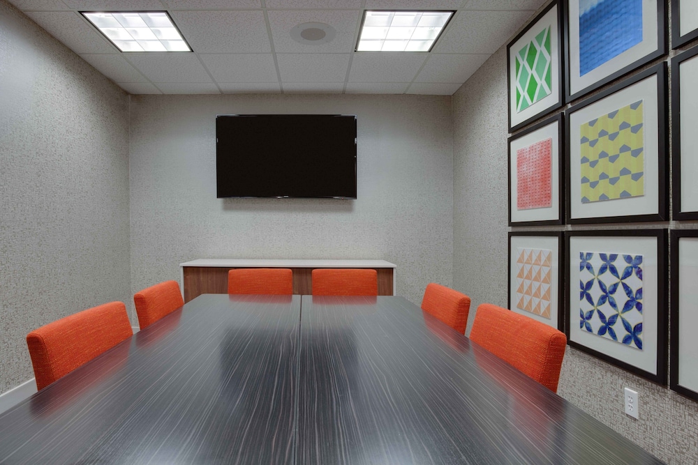 Holiday Inn Express And Suites Orlando International Airport 44/62