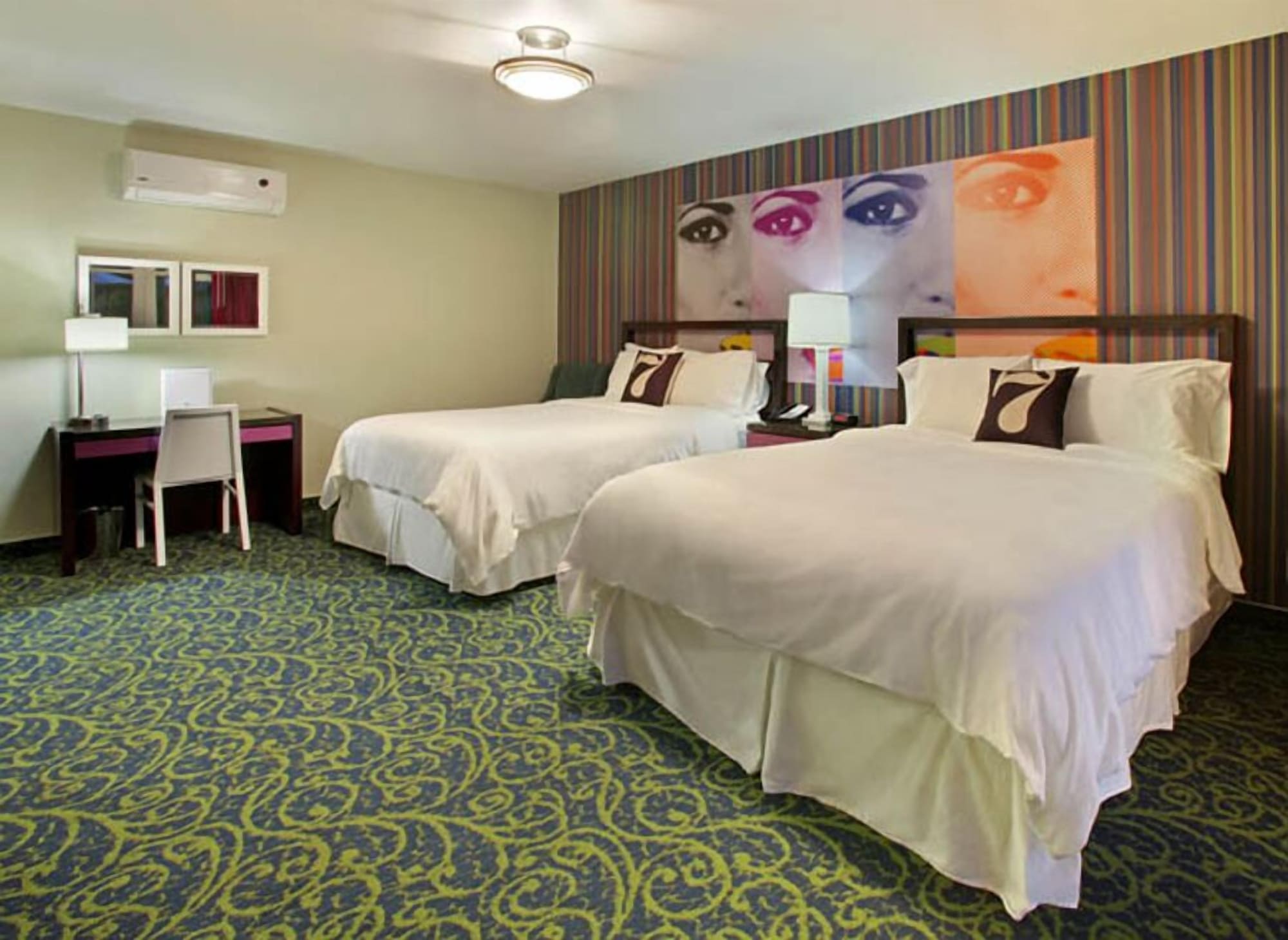 DELUXE, 2 QUEEN BEDS