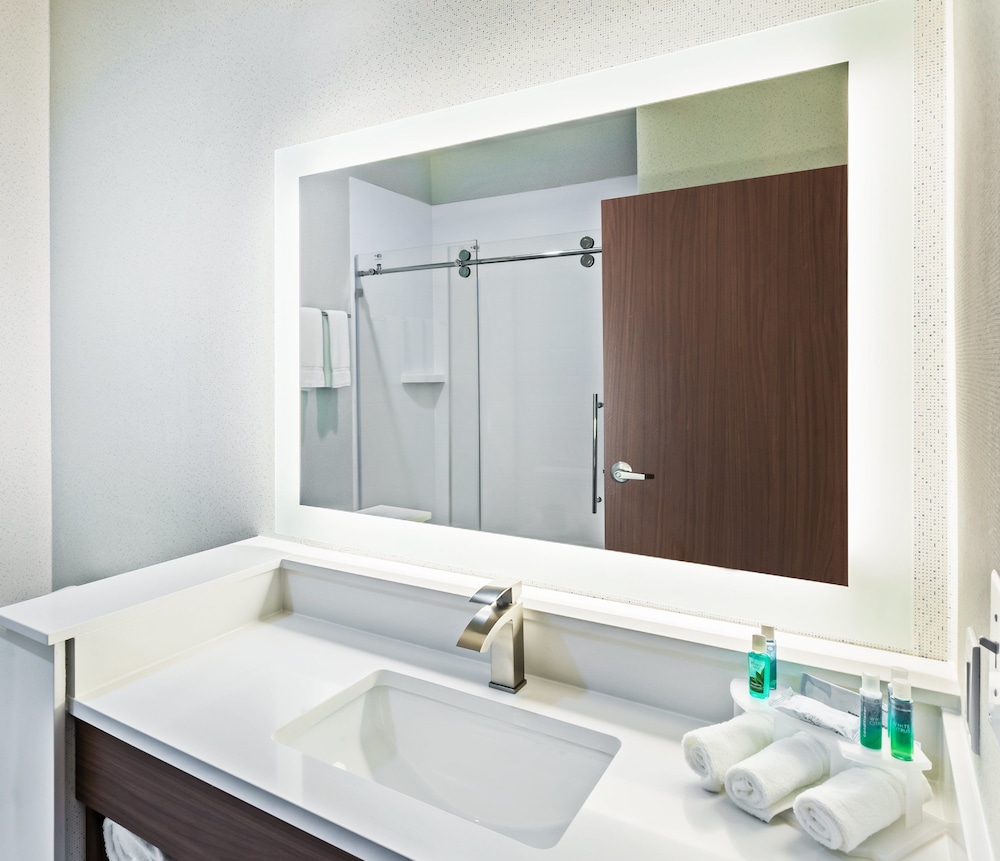 HOLIDAY INN EXPRESS & SUITES COFFEYVILLE 23/48