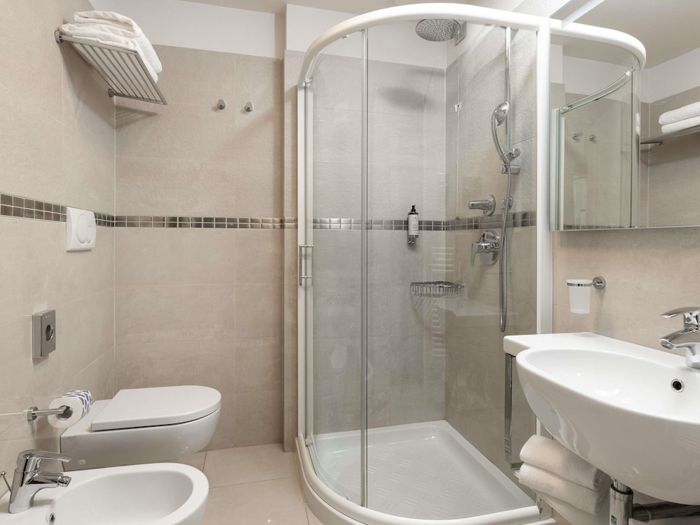 Superior, Double Bed, Lateral Partial Sea View, Lateral Side Sea View, Balcony، MERCURE RIMINI ARTIS 9/10