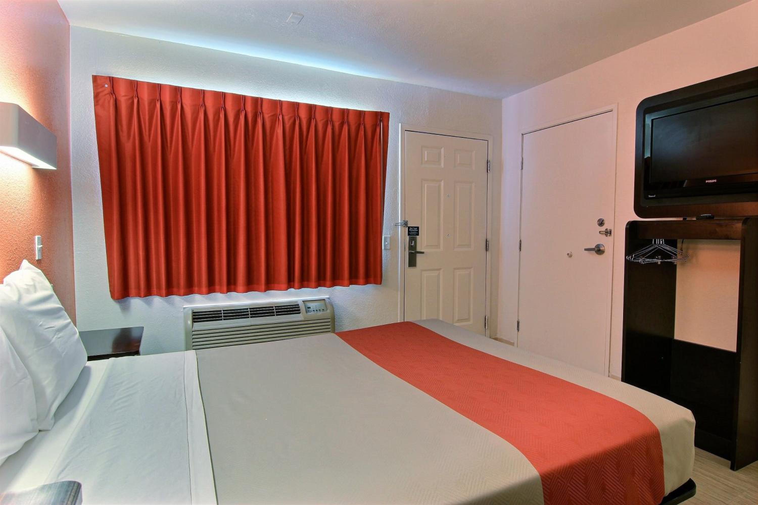 ROOM, QUEEN BED