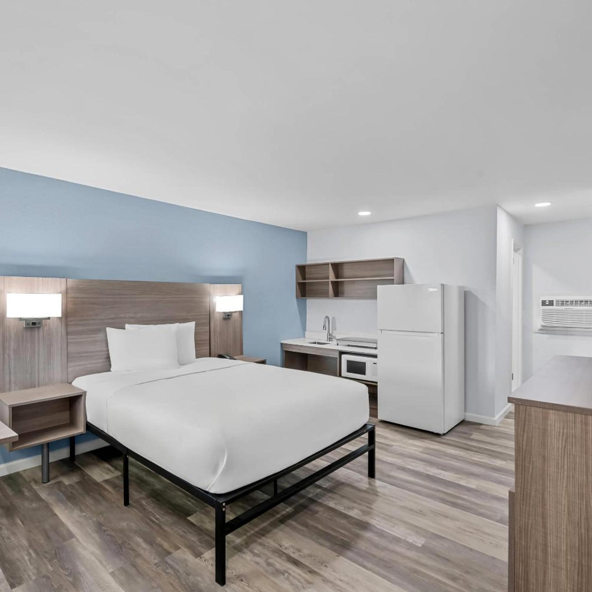 Efficiency, Queen Bed, Accessible