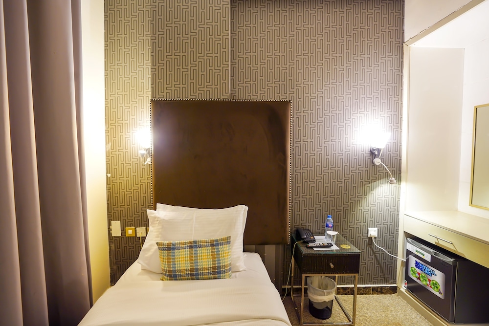 MRA Hotel 31/37