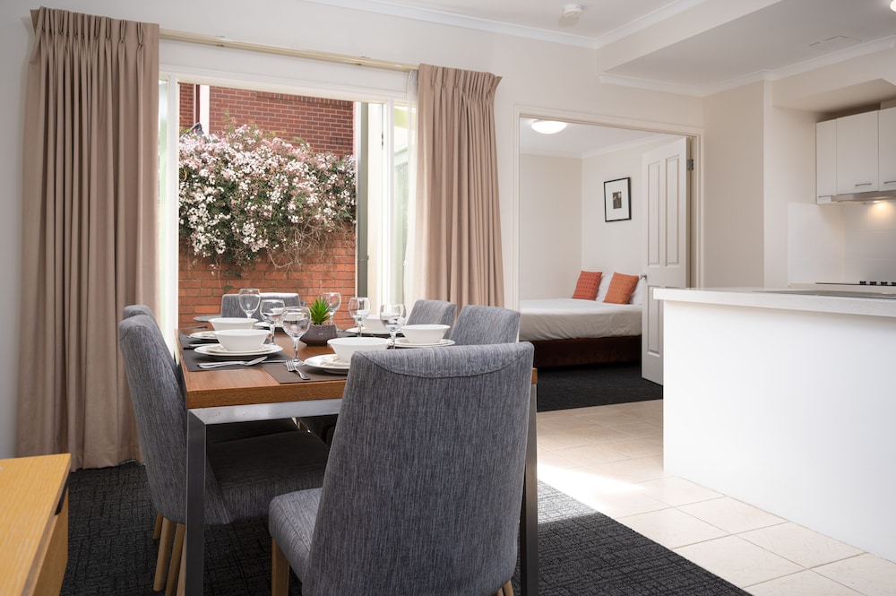 MainStay Suites Kew 6/60