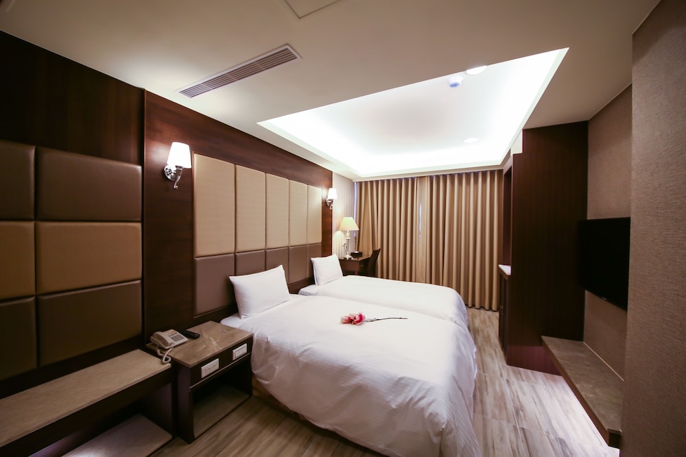 Maple Hotel 53/65