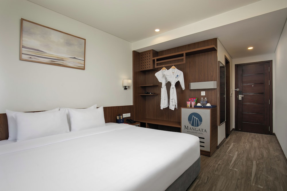 DELUXE, DOUBLE OR TWIN BED, PARTIAL OCEAN VIEW