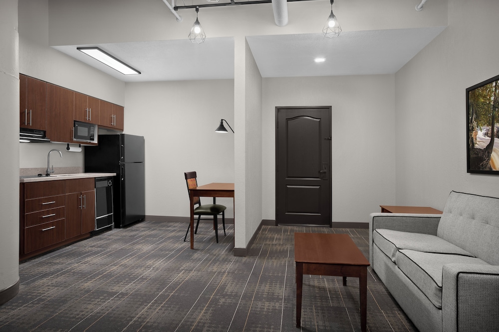 The Suites Hotel at Waterfront Plaza 34/50
