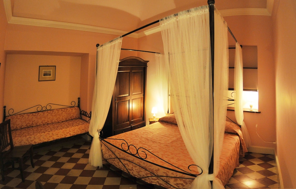 ROOM, DOUBLE BED
