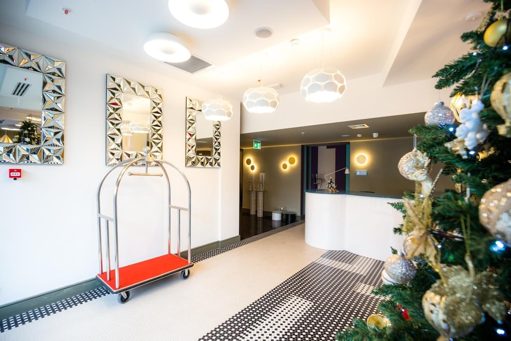 Brosse Garden Hotel 8/49