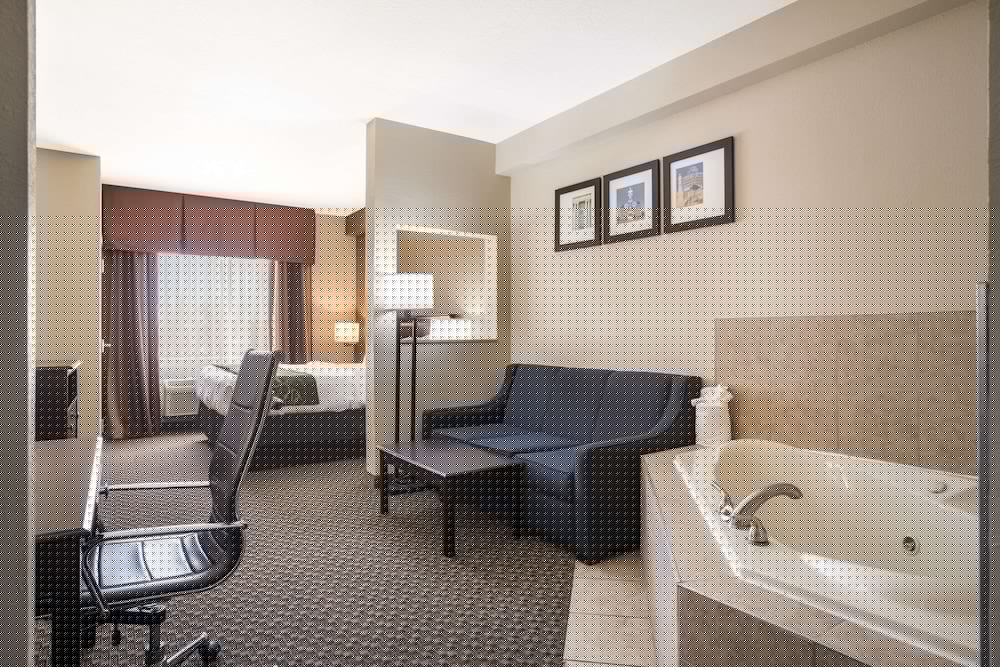 Comfort Suites Forsyth Near I-75 32/49