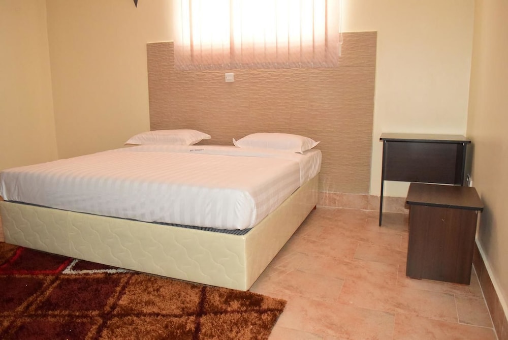 3 BEDROOMS, APARTMENT, KITCHENETTE