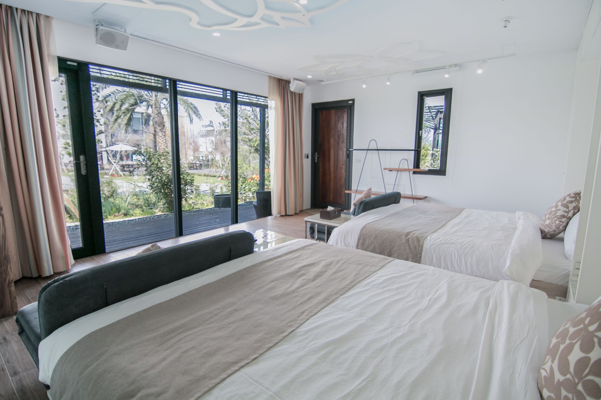 Gallery, Quadruple, 2 King Beds, Garden View