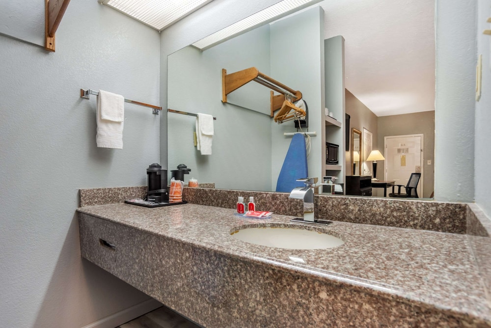 Econo Lodge Inn & Suites Philadelphia MS 78/80