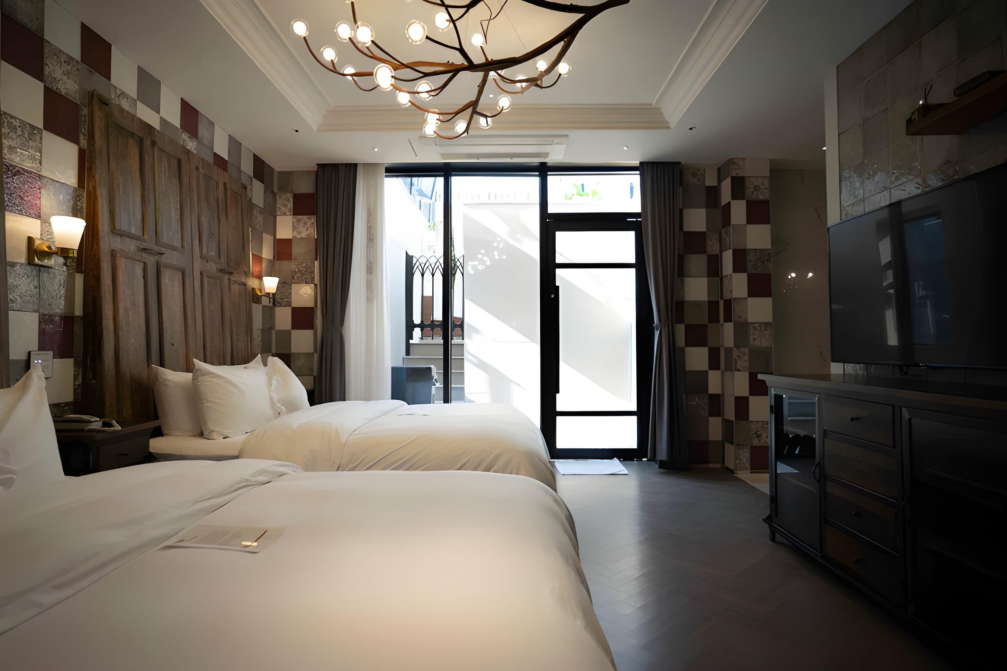 Pool, Family Suite, Double Bed, 2 Beds