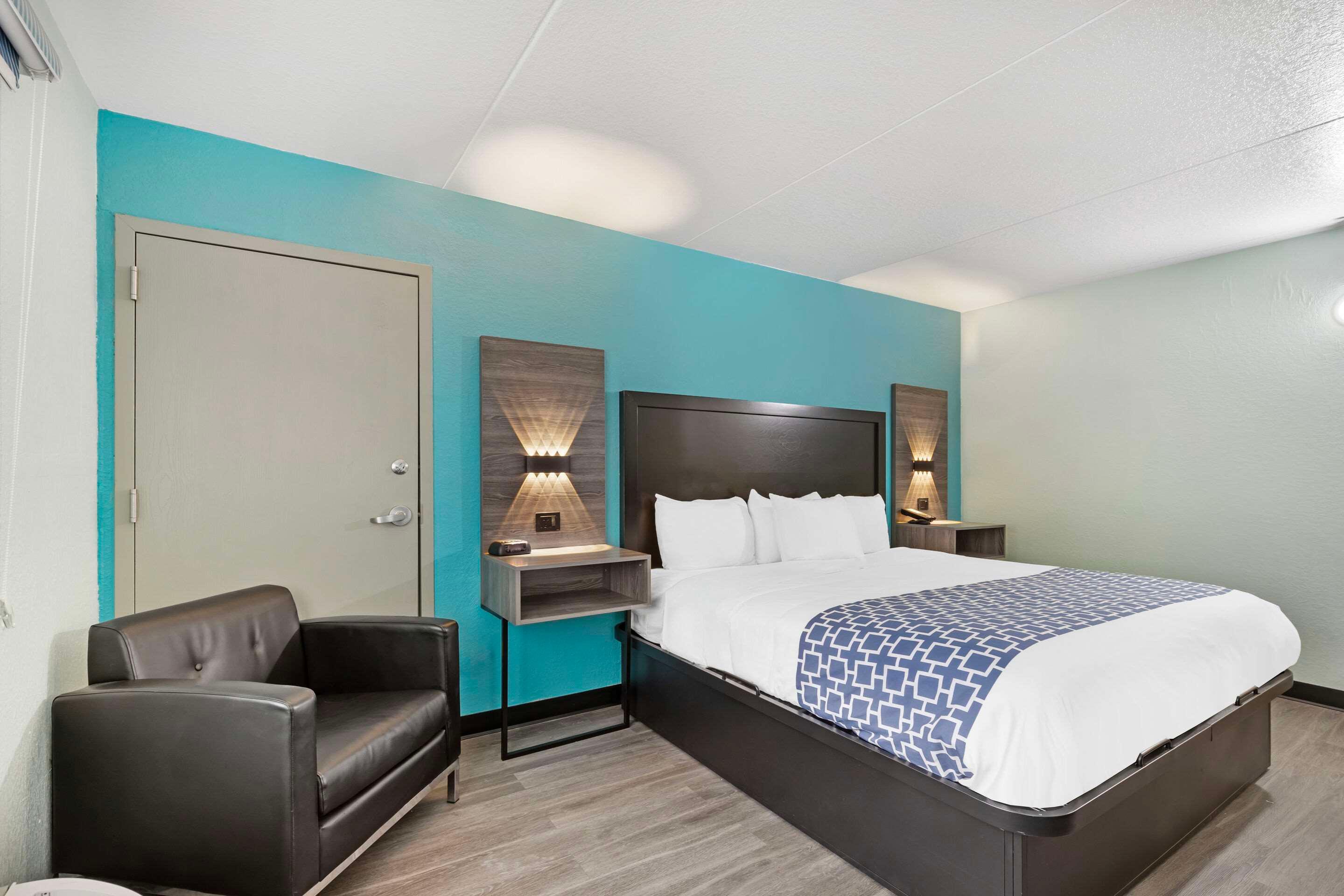 ROOM, KING BED