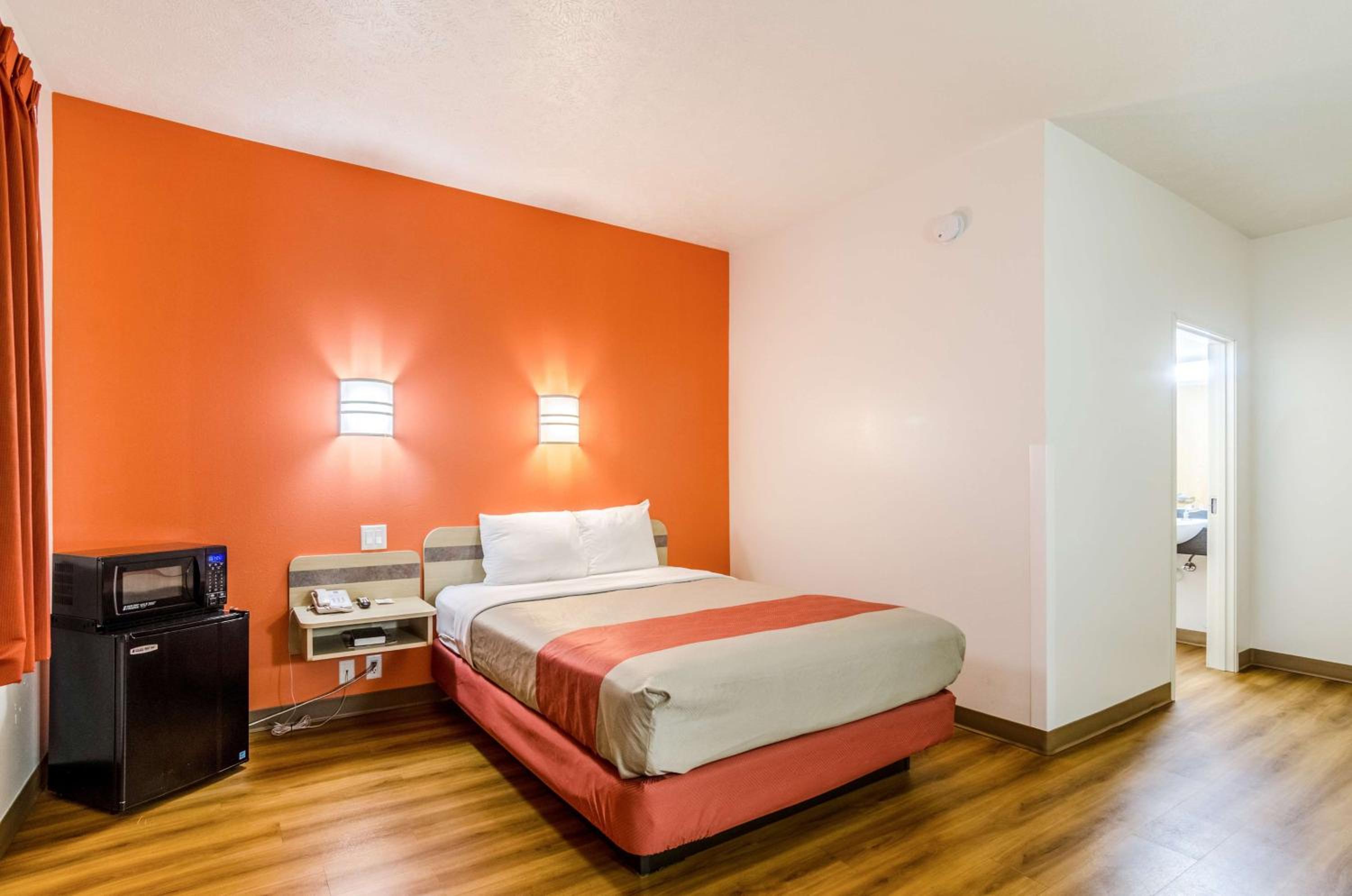1 Queen Bed - Mob Acc Ri Shwr Nsmk Micfridg