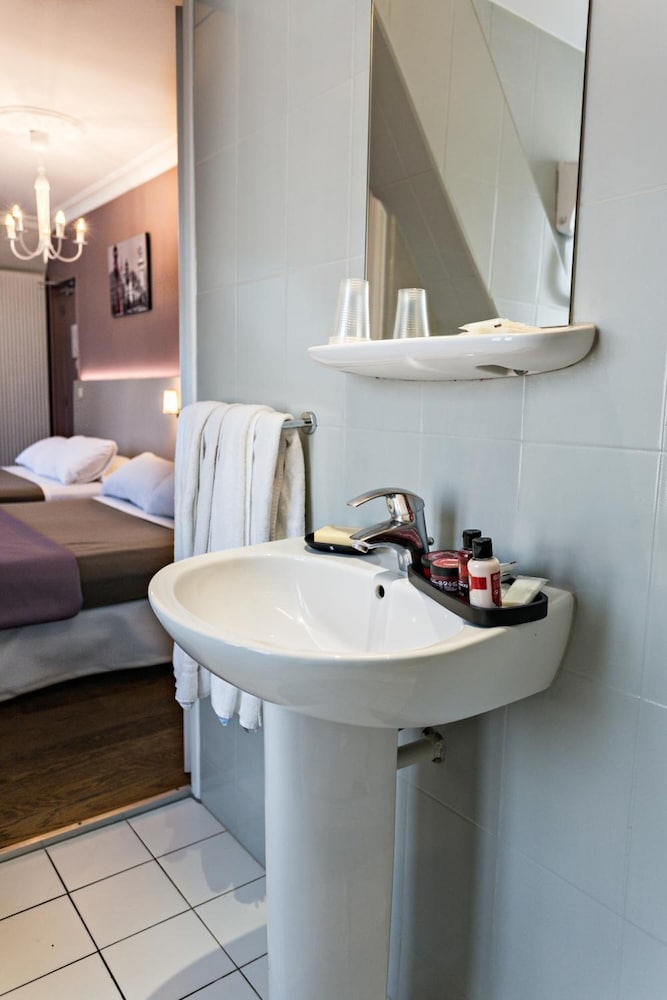 MODERN HOTEL 48/51