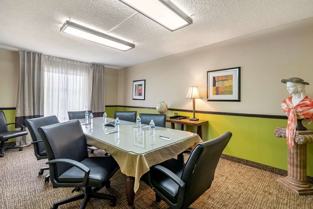 Comfort Inn & Suites St. Pete - Clearwater International Airport 29/41