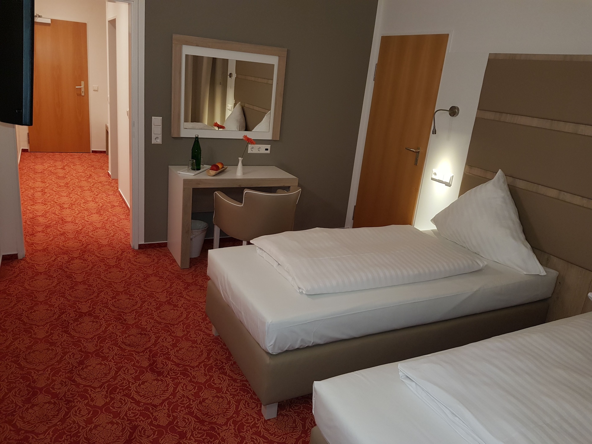 SUPERIOR, DOUBLE OR TWIN BED