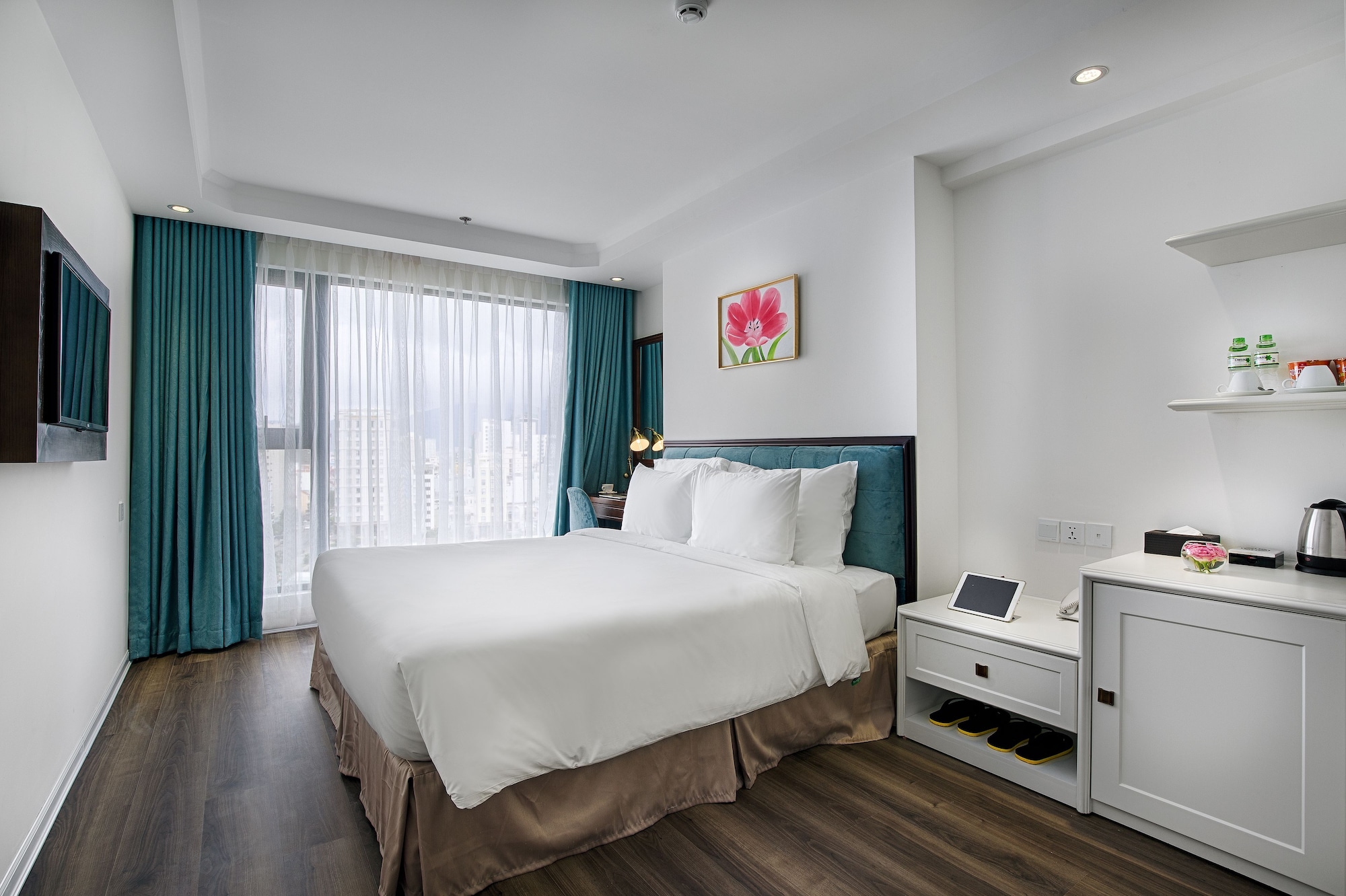 DELUXE, DOUBLE BED, PARTIAL OCEAN VIEW