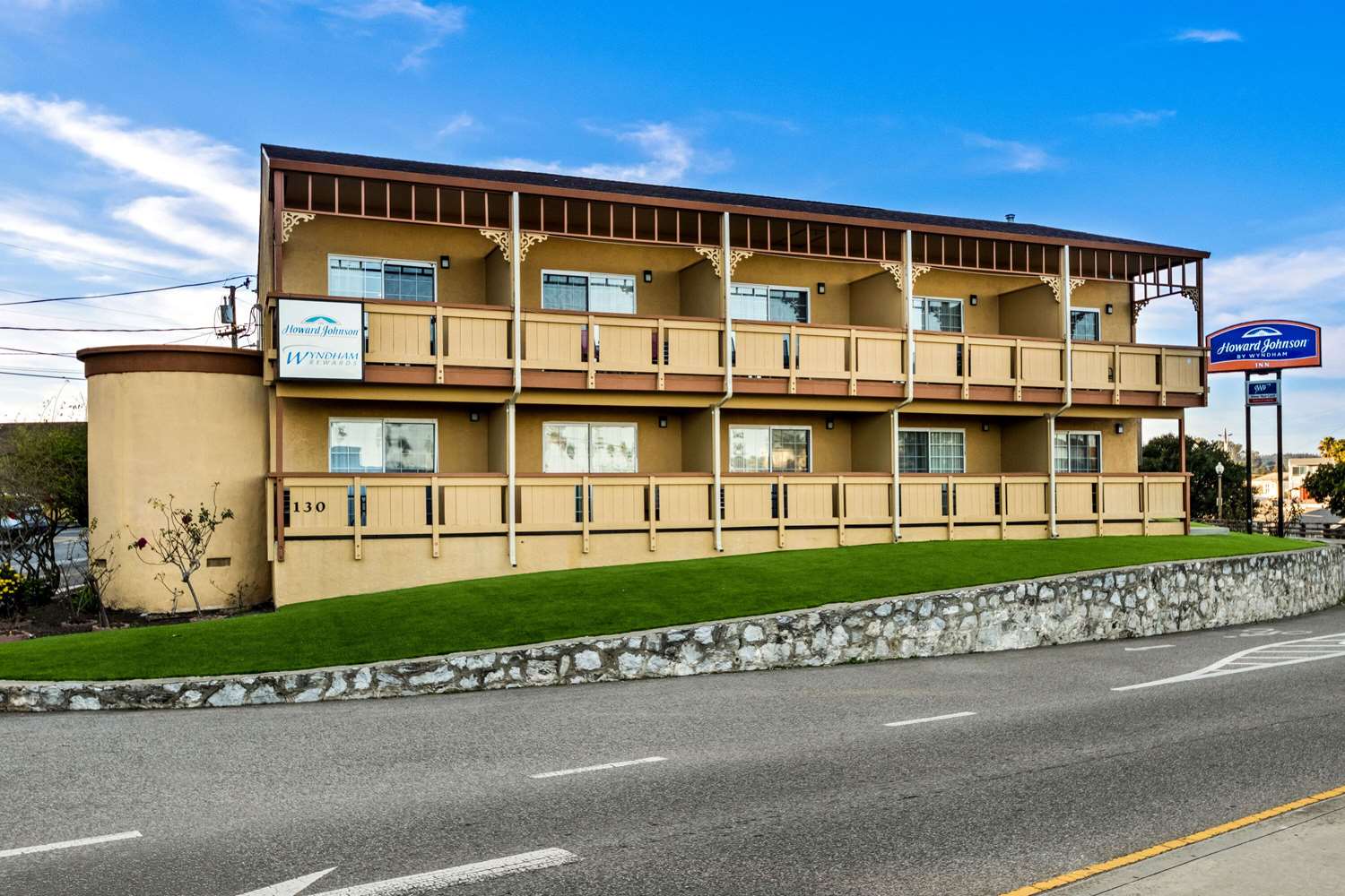 Howard Johnson By Wyndham Santa Cruz Beach Boardwalk 4/14