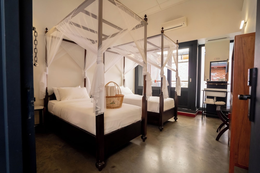 SIGNATURE, TWIN BEDS, COURTYARD VIEW